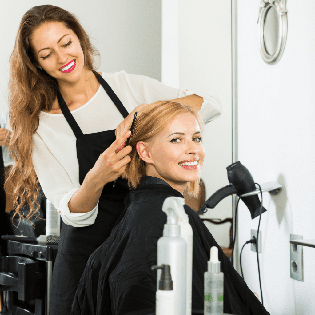fryzjerka układająca włosy klientce