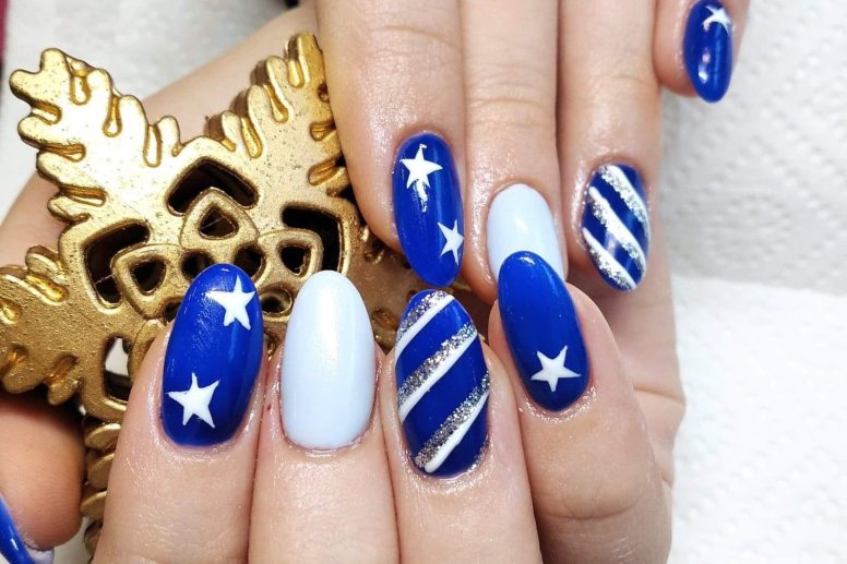 manicure świąteczny niebieskie paznokcie z białymi gwiazdkami