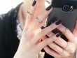 manicure ciemne paznokcie telefon