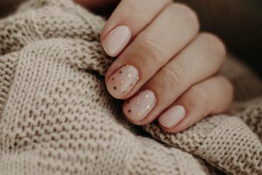 Poznaj najmodniejsze kolory paznokci na jesień‍ 2023