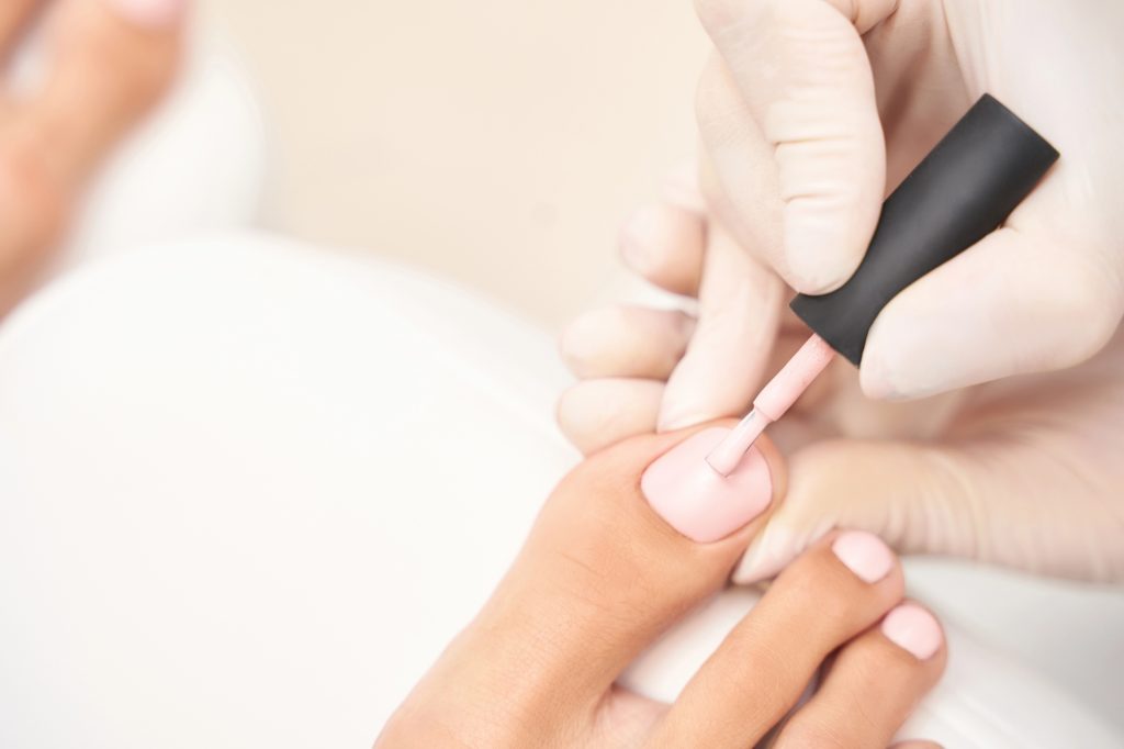 Topy hybrydowe – gwarancja pięknego i trwałego manicure